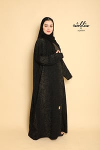 عباية لف باللون الأسود والذهبي ياقة جكيت  - صورة 4