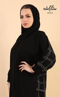 عباية لف باللون الأسود مطرزة - صورة 4
