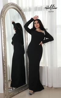 فستان أنيق باللون الأسود مزين بإكسسوار - صورة 24