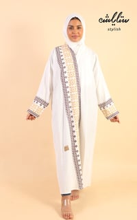 عباية لنن لف باللون السكري مطرزة  - صورة 1
