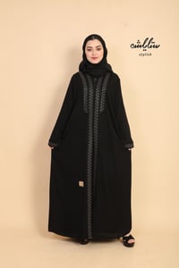 عباية لف مزينة بتطريز باللون الذهبي - صورة 1