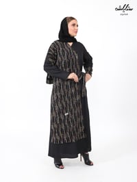 عباية شتوية بلون أسود ومزيج من الألوان الشتوية برباط جانبي - صورة 4