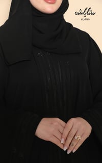 عباية نواعم بازرار باللون الاسود مزينة بكريستال بالامام - صورة 8