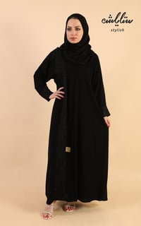 عباية ملكي باللون الأسود مطرزة - صورة 2
