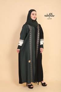 عباية لف باللون الأسود والزيتي مزينة بتطريز ذهبي - صورة 3