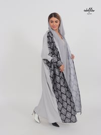 عباية لنن لف اماراتي باللون الأسود والرمادي - صورة 2