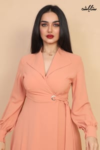 فستان غاية في النعومة بتصميم اللف باللون الزهري و بأكمام طويلة وقصة صدر رسمية - صورة 12