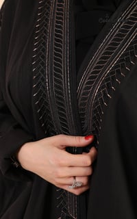 عباية بشت لف باللون الأسود مطرزة - صورة 6