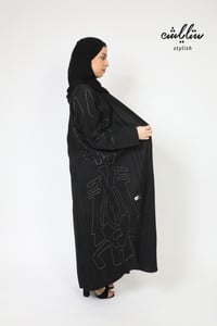 عباية لف باللون الأسود مطرزة - صورة 4