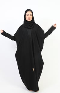 عباية كلاسيك لف كويتي مطرزة من الأمام - صورة 2