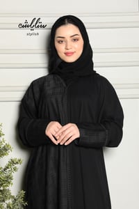 عباية شموخ باللون الأسود بتشجير ناعم - صورة 4