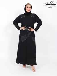عباية بانوراما لف مع شك ناعم باللون الأسود - صورة 1