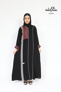عباية اوركيدا كريب باللون الأسود - صورة 1