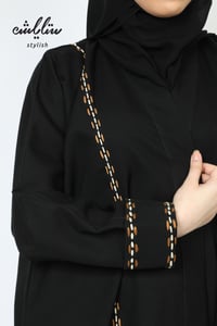 عباية كلاسيك لف بتطريز ملون - صورة 6