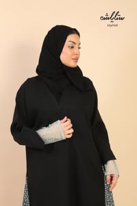 عباية كلاسيك لف دانتيل على الأكمام وتدخيلات على الجوانب - صورة 4