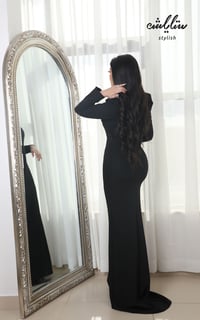 فستان أنيق باللون الأسود مزين بإكسسوار - صورة 8