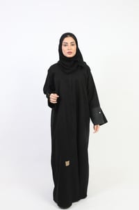  عباية كلاسيك مزينة بلؤلؤ على الكم  - صورة 2