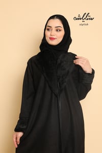 عباية لف شتوية باللون الأسود مزينة بالفرو  - صورة 4