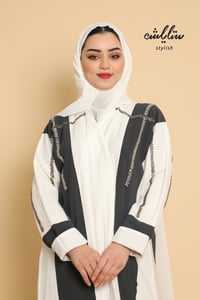عباية لنن لف باللون الأبيض والرصاصي الغامق - صورة 4