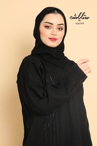 عباية اماراتي باللون الأسود بأزرار - صورة 4