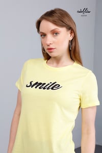 تي شيرت باللون الأصفر بطباعة smile - صورة 3