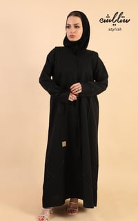 عباية نواعم كلاسيك باللون الاسود مزينة بتدخيلات باللون الذهبي - صورة 3