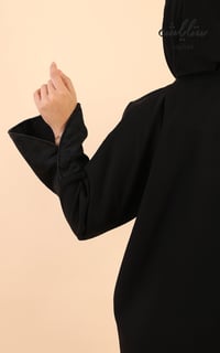 عباية كلاسيك لف باللون الأسود مزينة بتشجير مع كريستال على الكم - صورة 6