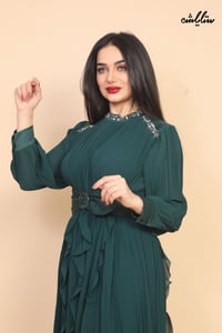 فستان شيفون بيليسيه باللون العشبي مزين بكريستال - صورة 3