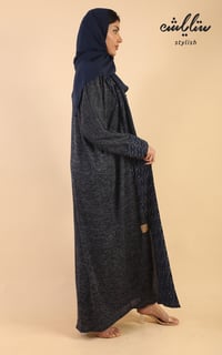 عبايه شتوي شانيل لف باللون الكحلي الغامق - صورة 4