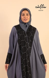 عباية كريب لف باللون الرمادي مطرزة - صورة 3
