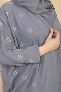 عباية كريب لف باللون الرصاصي بتطريز على كامل العباية - صورة 5
