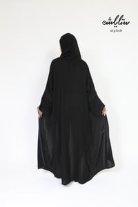 عباية لف باللون الأسود بدانتيل على الاكمام تحديد كحلي - صورة 7