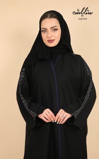 عباية لف باللون الأسود بكلفة ناعمة على الاكمام  - صورة 2