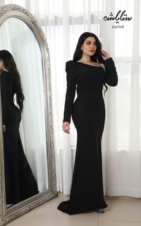 فستان أنيق باللون الأسود مزين بإكسسوار - صورة 16