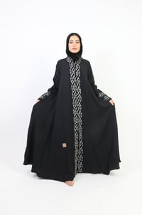 عباية لنن مزينة بتطريز - صورة 1