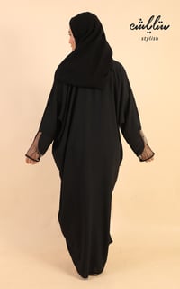 عباية لنن لف باللون الأسود مزينة بدانتيل وكريستال على الكم  - صورة 9