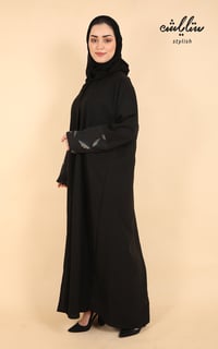عباية باللون الأسود بتدخيلات من الدانتيل  - صورة 2
