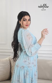 فستان شيفون مورد باللون الأزرق - صورة 3