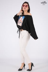 بلوزة غاية في الأناقة باللون الأسود بأكمام واسعة وطبعات أنيقة - صورة 5