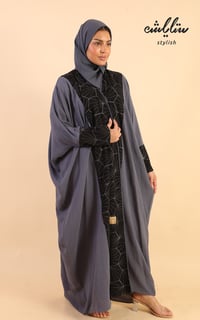 عباية كريب لف باللون الرمادي مطرزة - صورة 2