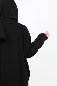 عباية كلاسيك من الكريب بتطريز من الأمام - صورة 7