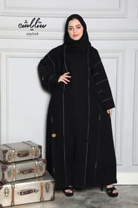 عباية بسكوتي باللون الأسود بشك ناعم على كامل العباية - صورة 2