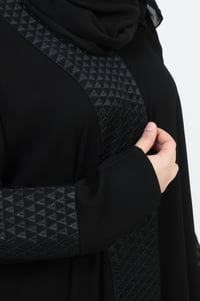 عباية كلاسيك من الكريب بتطريز من الأمام - صورة 3