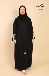 عباية لف باللون الأسود مزينة بلؤلؤ على الأكمام  - صورة 1
