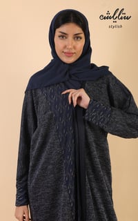 عبايه شتوي شانيل لف باللون الكحلي الغامق - صورة 3