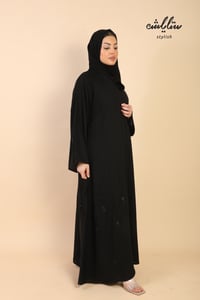 عباية باللون الأسود مزينة بشك على الأكمام والأسفل - صورة 2