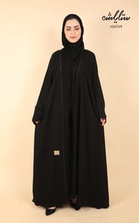 عباية لف باللون الأسود بكسرات من الخلف والأكمام - صورة 1