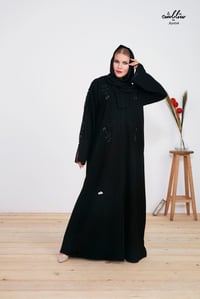 عباية أنيقة باللون الأسود بجيب مع شك ناعم - صورة 1
