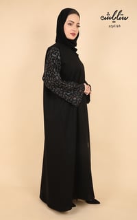 عباية لف باللون الاسود بتطريز على الاكمام  - صورة 2