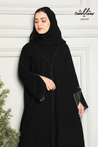 عباية كلاسيك بياقة جاكيت باللون الأسود - صورة 3